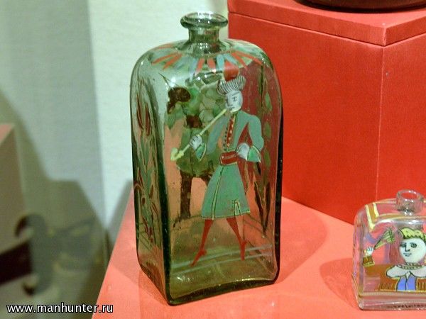 Штоф с изображением скрипача и казака с трубкой