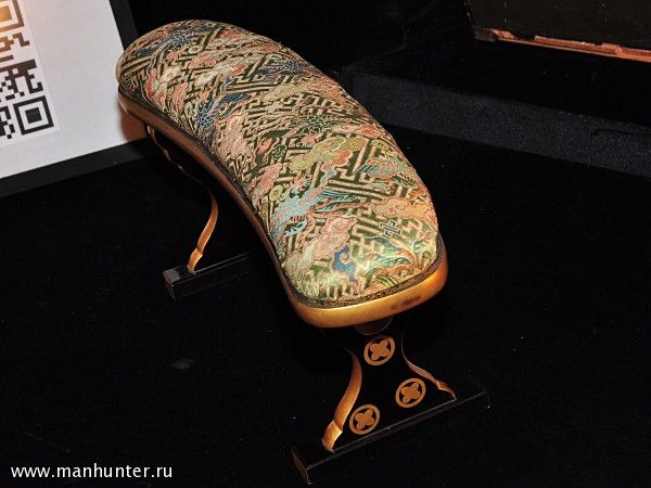 Подлокотник для самурая-военачальника с клановыми знаками