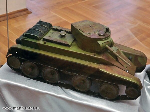Макет легкого колесно-гусеничного танка БТ-5