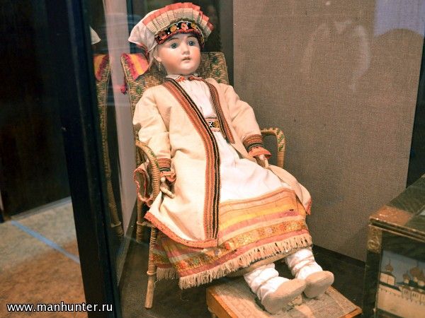 Кукла в костюме крестьянки