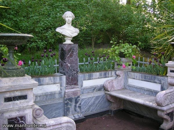 Скамейка-памятник в память о Великой княгине Александре Николаевне